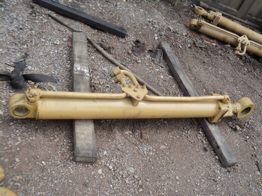 กระบอกไฮดรอลิก komatsu PC 120-2 กระบอกไฮดรอลิก komatsu PC 120-2