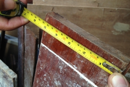 ไม้พื้นไม้แดงเป็นไม้พื้นไม้แดงหน้า 5 นิ้ว หนาประมาณ 1นิ้ว  มีร่องด้านล่างไม้เก่าสวยครับไม้รุ่นนี้ขายเมตรละ 145  บาทครับ ความยาว 2-3.5 เมตร