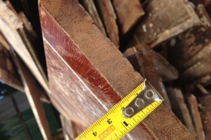 ไม้พื้นไม้แดงเป็นไม้พื้นไม้แดงหน้า 5 นิ้ว หนาประมาณ 1นิ้ว  มีร่องด้านล่างไม้เก่าสวยครับไม้รุ่นนี้ขายเมตรละ 145  บาทครับ ความยาว 2-3.5 เมตร