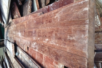 ไม้พื้นไม้แดงเป็นไม้พื้นไม้แดงหน้า 5 นิ้ว หนาประมาณ 1นิ้ว  มีร่องด้านล่างไม้เก่าสวยครับไม้รุ่นนี้ขายเมตรละ 145  บาทครับ ความยาว 2-3.5 เมตร