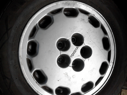 แม๊ก TOYOTA  ขนาด 5 รู พร้อมยาง 185/65R14  MAXXIS ปี2010  ชุด 4 ล้อ TEL.081-427-3941