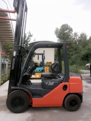 TOYOTA8FD25ขนาด2.5ตัน เสาสูง3เมตร เกียร์ออร์โต้ เครื่องดีเซล2Z รับประกันเครื่องเกียร์ ราคาต่อรองได้