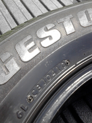 205/70R15  BRIDGESTONE DURAVIS R611  มี 2 เส้น  TEL.081-427-3941