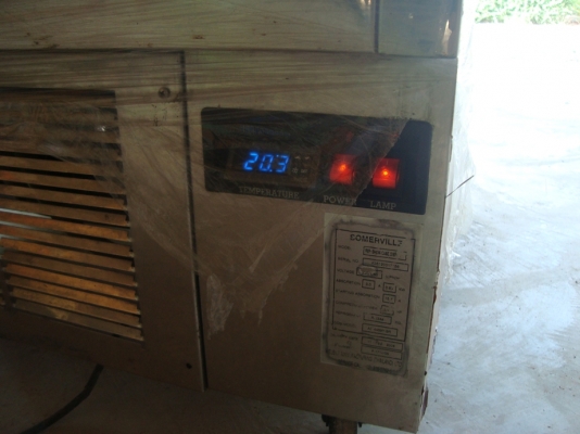 ตู้โชว์เค้ก      แอร์เย็น  มีไฟ 1 ดวง