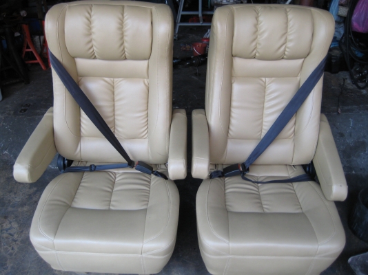 ขายเบาะ 2 ตัว vip ใหญ่ ของสหตระกูลชัย นิรภัย 3 จุด สภาพ 90\%