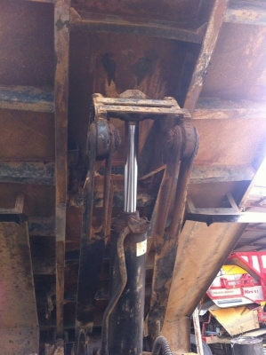 รถอีซูซุ 10 ล้อดั้ม 270 แรงม้า. ปี 40 สนใจติดต่อ 081 - 6079515 รถอีซูซุ 10 ล้อดั้ม 270 แรงม้า. ปี 40 สนใจติดต่อ 081 - 6079515