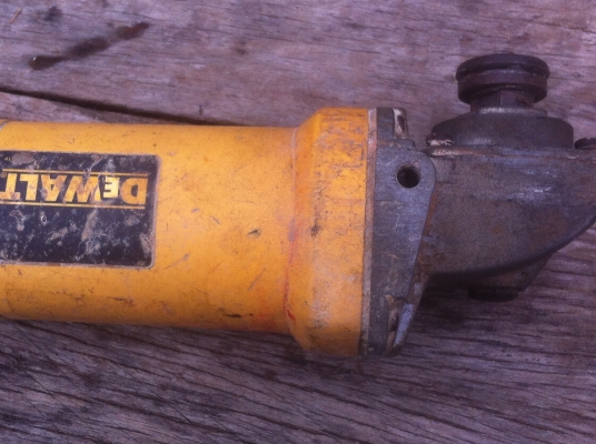 เครื่องเจียร์ DeWALT ขนาด 4 นิ้ว เป็นสูดยอดของเครื่องมือที่ทนที่สุด แรงดี ทำงานต่อเนื่องได้นานมาก ถ้าใครได้ใช้ยี่ห้อนี้รับรองจะไม่ผิดหวัง