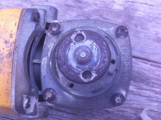 เครื่องเจียร์ DeWALT ขนาด 4 นิ้ว เป็นสูดยอดของเครื่องมือที่ทนที่สุด แรงดี ทำงานต่อเนื่องได้นานมาก ถ้าใครได้ใช้ยี่ห้อนี้รับรองจะไม่ผิดหวัง