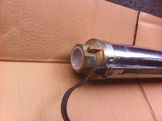 ปั๊มน้ำลึกแบบแช่ลงไปในท่อบาดาล ขนาด 1 แรงม้า ยี่ห้อ CHI PEN CH ขนาดท่อ 1.5 นิ้ว สูบได้ลึกสุด 80 ม. พร้อมกล่องความคุมการทำงาน(ของใหม่)