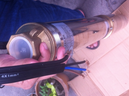 ปั๊มน้ำลึกแบบแช่ลงไปในท่อบาดาล ขนาด 1 แรงม้า ยี่ห้อ CHI PEN CH ขนาดท่อ 1.5 นิ้ว สูบได้ลึกสุด 80 ม. พร้อมกล่องความคุมการทำงาน(ของใหม่)