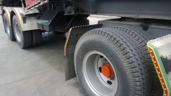 ขายรถพ่วง 24 ล้อ 2 เพลา แม่-ลูก ขายถูกๆกระบะเนียมคอกเกษตรดั้ม ISUZU GlGA เครื่อง 6WA1-350 แรง รถสวย จัดแน้นได้ สนใจโทร