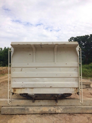 กระบะดั้มพ์ 10 ล้อ ยกลงจากรถอีซูซุ 270 กระบะดั้มพ์ 10 ล้อ ยกลงจากรถอีซูซุ 270