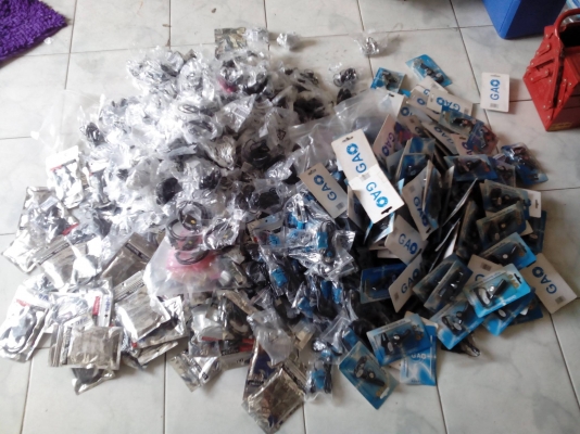 รวมๆไปครับ 0835662999 กองละ 1,000 มีกองเดียว ที่ชาร์ท หูฟัง เเอร์การ์ด