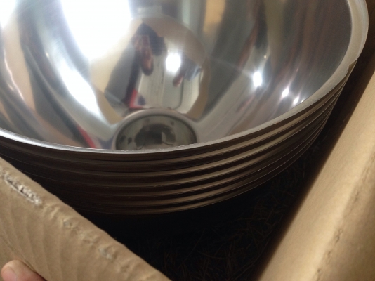 ขายโคมไฟ High Bay ขนาด 250 W ของใหม่แกะกล่อง ไม่เคยใช้งาน เส้นผ่านศูนย์กลาง 18 นิ้ว มี 7 ชุด ครับ