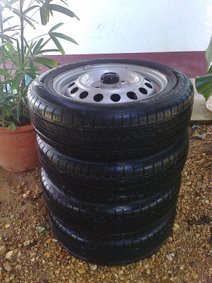 ยางดันลอบ16565R14สวยๆดอกเต็ม4เส้นปี12ขอ1500ขายเลย