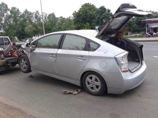 โตโยต้า PRIUS ปี 11 บุคคลโอนลอย สีเทา สภาพเสียหายน้อย