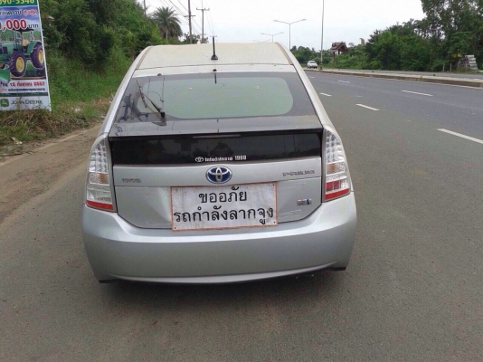 โตโยต้า PRIUS ปี 11 บุคคลโอนลอย สีเทา สภาพเสียหายน้อย