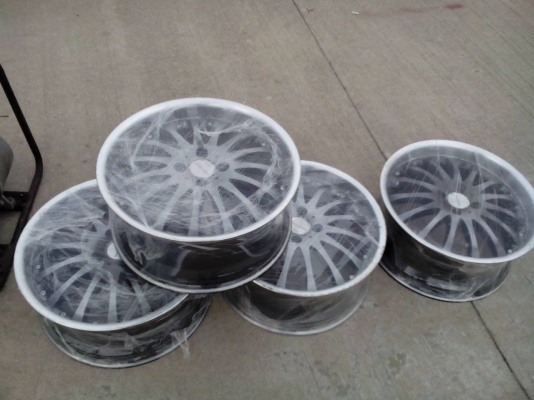 ขาย 4 รู 100 ขอบ17 สภาพตามรูปเบียดนิดหน่อย 4 วง 3,500 บาท