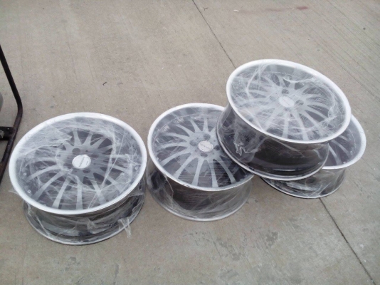 ขาย 4 รู 100 ขอบ17 สภาพตามรูปเบียดนิดหน่อย 4 วง 3,500 บาท ขาย 4 รู 100 ขอบ17 สภาพตามรูปเบียดนิดหน่อย 4 วง 3,500 บาท