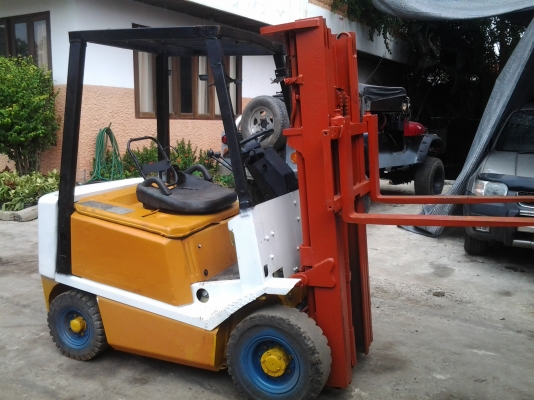 ขายรถโฟคลิฟขนาด 2ตัน เสา 3ท่อน สูง5เมตร เครื่องยนต์ดีเซลมาสด้า  ยี่ห้อ YAIE เกียร์ออโต้เครื่องดีไม่เยิ้มครับรับประกันใช้ดีมาก ขาย 95000 บาทเท่านั้นครับ