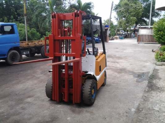 ขายรถโฟคลิฟขนาด 2ตัน เสา 3ท่อน สูง5เมตร เครื่องยนต์ดีเซลมาสด้า  ยี่ห้อ YAIE เกียร์ออโต้เครื่องดีไม่เยิ้มครับรับประกันใช้ดีมาก ขาย 95000 บาทเท่านั้นครับ