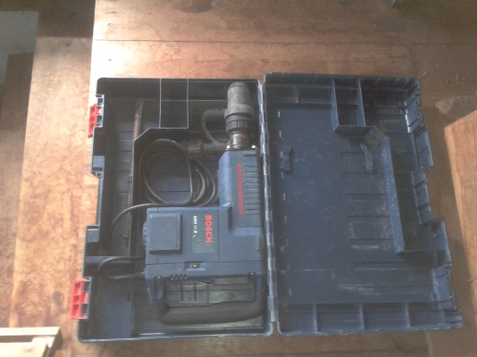 ขายเครื่องสกัดคอนกรีต สว่านเจาะทำลาย bosch GSH 11 E