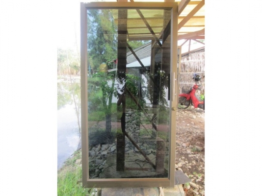 ประตูบานสวิงเดี่ยว กระจก