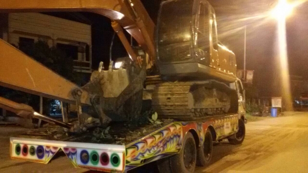 เทเลอร์ขึ้นแมคโค200ขึ้นรถเกี่ยวข้าว Fn517  เครื่อง6d16 190hp