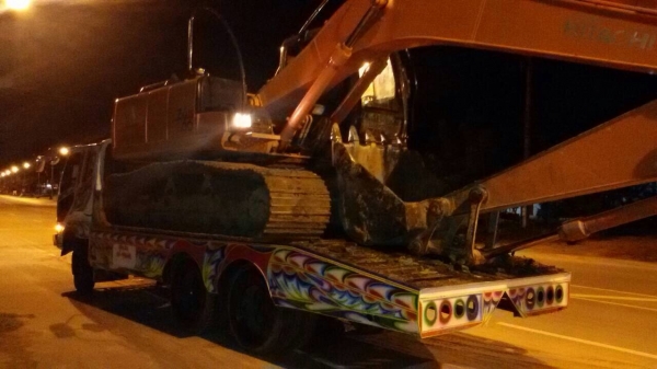 เทเลอร์ขึ้นแมคโค200ขึ้นรถเกี่ยวข้าว Fn517  เครื่อง6d16 190hp