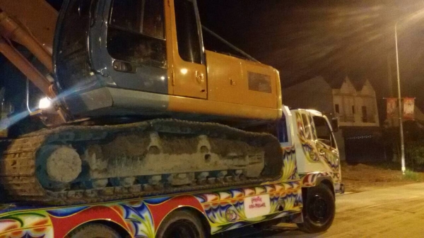 เทเลอร์ขึ้นแมคโค200ขึ้นรถเกี่ยวข้าว Fn517  เครื่อง6d16 190hp