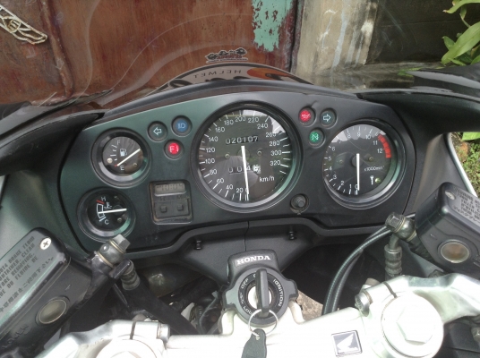 ขาย CBR1100XX  ปี2000 หัวฉีด กุญแจชิบ อินวอย+สพม แท้ทุกฉบับ รถเครื่องดีสีพอใช้สภาพพร้อมออกทริป