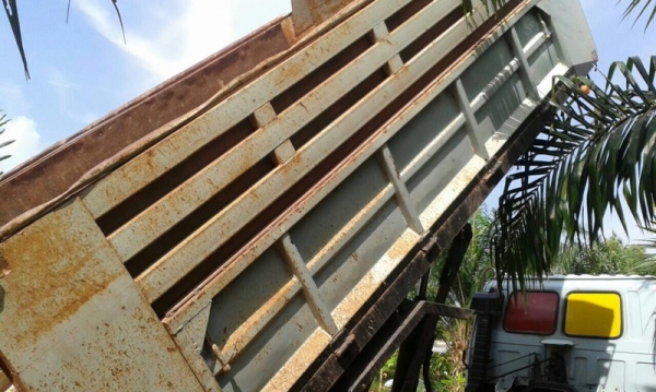 รถอีซูซุ 6 ล้อดั้ม 195 แรงม้า. ปี 39 สนใจติดต่อ 081 - 6079515 รถอีซูซุ 6 ล้อดั้ม 195 แรงม้า. ปี 39 สนใจติดต่อ 081 - 6079515