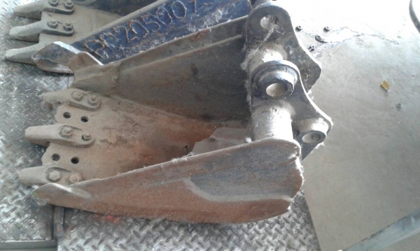 ขายบุ้งกี่รถขุด ราคา 13000 บาท ( 3 ลูก )