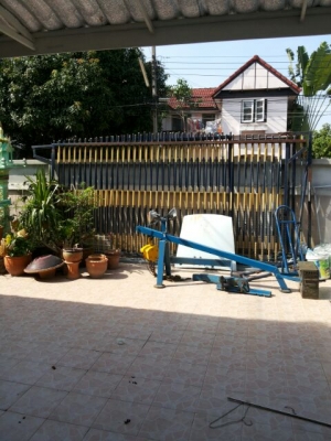 ขาย " ประตูบ้าน " ทำด้วย แป๊ปนํ้า อย่างดี  ( 2 ประตู 5,500 บาท)