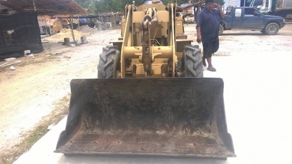 รถตักล้อยาง TCM 808A  รถสภาพ80\% ซื้อมาไม่ค่อยใด้ใช้