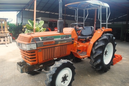 ขายรถไถ Kubota L1- 28 (4WD) พร้อมอุปกรณ์หลัง 1ชิ้น สีเดิมๆพร้อมใช้งาน