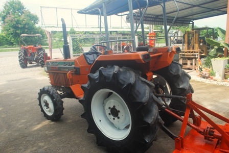 ขายรถไถ Kubota L1- 28 (4WD) พร้อมอุปกรณ์หลัง 1ชิ้น สีเดิมๆพร้อมใช้งาน ขายรถไถ Kubota L1- 28 (4WD) พร้อมอุปกรณ์หลัง 1ชิ้น สีเดิมๆพร้อมใช้งาน