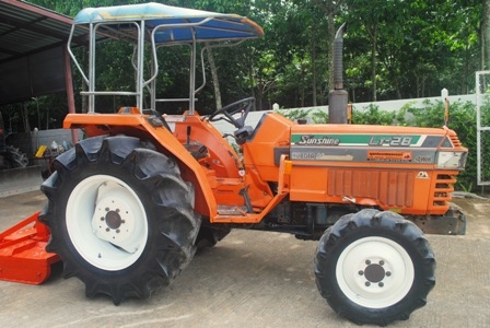 ขายรถไถ Kubota L1- 28 (4WD) พร้อมอุปกรณ์หลัง 1ชิ้น สีเดิมๆพร้อมใช้งาน