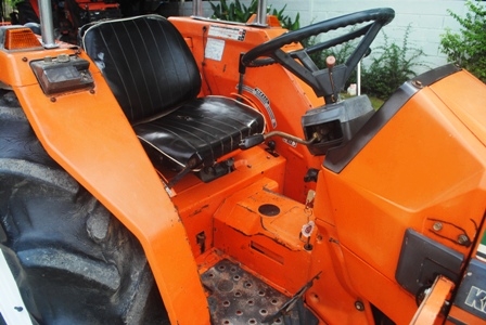 ขายรถไถ Kubota L1- 28 (4WD) พร้อมอุปกรณ์หลัง 1ชิ้น สีเดิมๆพร้อมใช้งาน