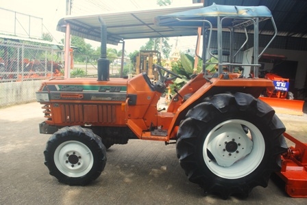 ขายรถไถ Kubota L1- 28 (4WD) พร้อมอุปกรณ์หลัง 1ชิ้น สีเดิมๆพร้อมใช้งาน