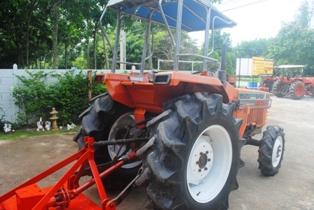 ขายรถไถ Kubota L1- 28 (4WD) พร้อมอุปกรณ์หลัง 1ชิ้น สีเดิมๆพร้อมใช้งาน
