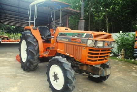 ขายรถไถ Kubota L1- 28 (4WD) พร้อมอุปกรณ์หลัง 1ชิ้น สีเดิมๆพร้อมใช้งาน