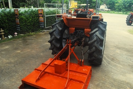 ขายรถไถ Kubota L1- 28 (4WD) พร้อมอุปกรณ์หลัง 1ชิ้น สีเดิมๆพร้อมใช้งาน
