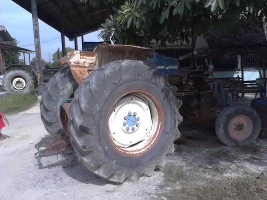 ขายเหมาถูกๆๆ 2 คันละ 250,000 บาท ครับ รถฟอร์ด 6015 T1 มี ผานดันหน้า ผาน 3 และ ผาน 7 ครับ รถใช้งานได้ ทั้ง 2 คัน ครับ