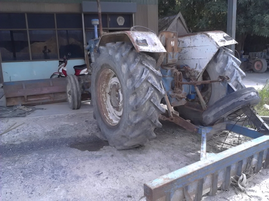 ขายเหมาถูกๆๆ 2 คันละ 250,000 บาท ครับ รถฟอร์ด 6015 T1 มี ผานดันหน้า ผาน 3 และ ผาน 7 ครับ รถใช้งานได้ ทั้ง 2 คัน ครับ