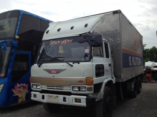 ขายรถกระบะบรรทุก 10 ล้อ HINO F 18 หน้ากากทอง เครื่องยนต์ 195 แรงม้า ตู้เปียก ยาว 6.3เมตร สนใจติดต่อ 080-4477814 พีรพงษ์