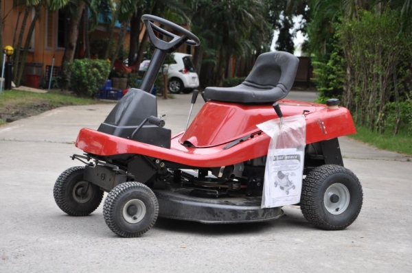 ขายรถตัดหญ้า นั่งขับ ของใหม่(ไต้หวัน)เปิดตู้ญี่ปุ่นติดมา1ตัว คุณภาพมาตราฐานส่งออก 45,000เท่านั้น!!