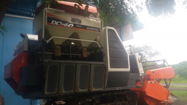 ขายรถเกี่ยวข้าว kubota dc60 พลัส พร้อมใช้งานครับเล่มทะเบียนพล้อมโอน ขายรถเกี่ยวข้าว kubota dc60 พลัส พร้อมใช้งานครับเล่มทะเบียนพล้อมโอน