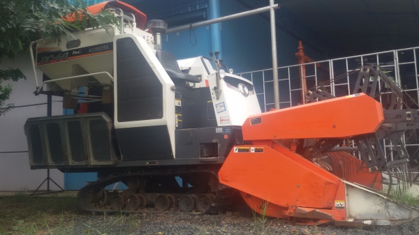 ขายรถเกี่ยวข้าว kubota dc60  พลัส พร้อมใช้งานครับเล่มทะเบียนพล้อมโอน
