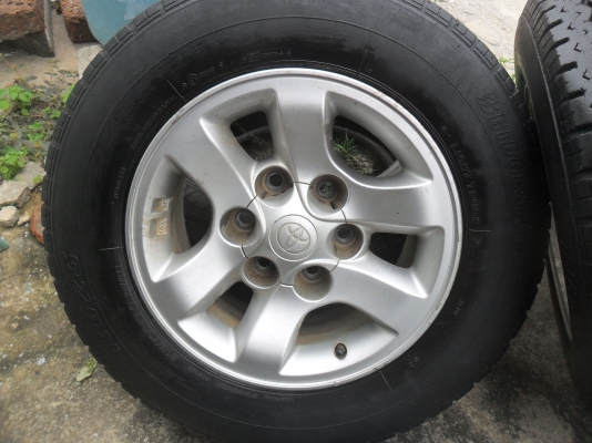 ล้อแม็ก 15นิ้ว 6รู โตโยต้า พร้อมยาง สวยๆ 4 ล้อ ราคา 6500 บาท